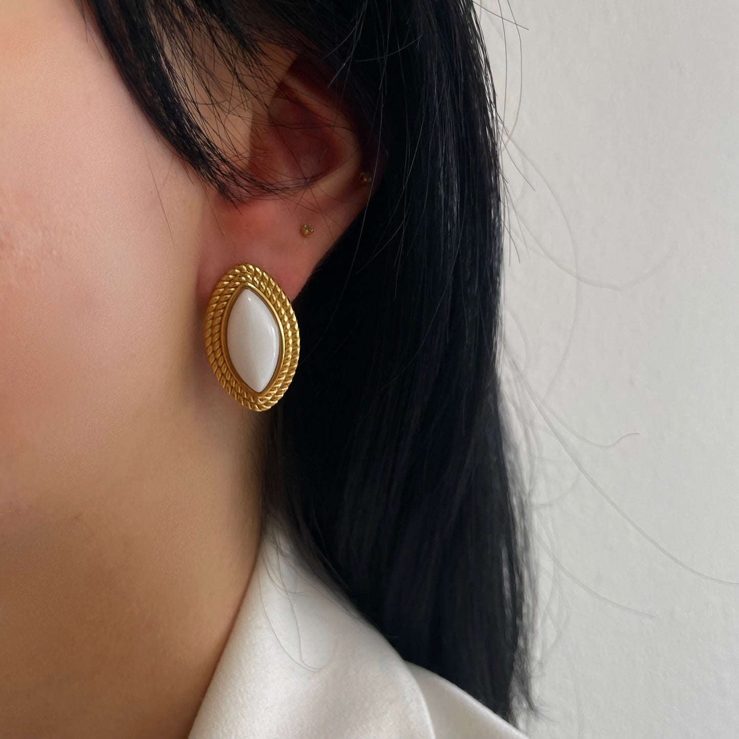 OVAL EARRING