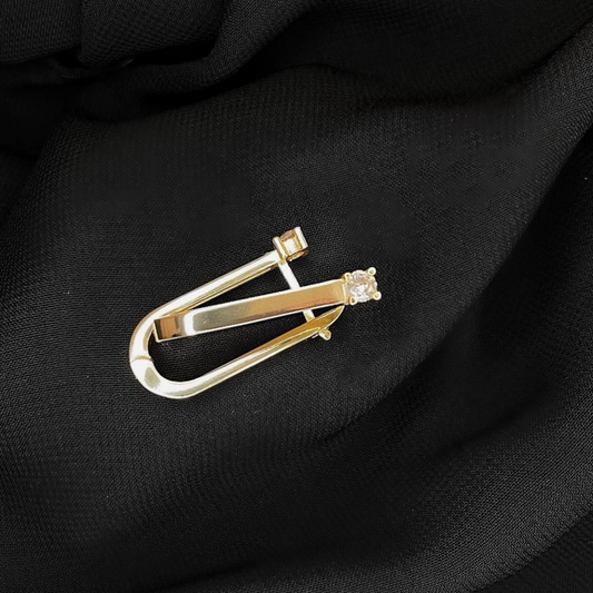 U-SHAPED x DIAMOND EARRING